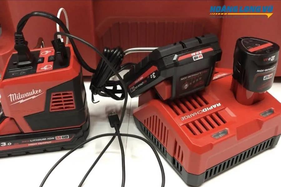 Chọn bộ sạc và pin máy khoan chính hãng và phù hợp để đảm bảo quá trình sạc ổn định và an toàn