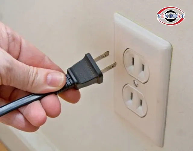 Kiểm tra nguồn điện an toàn khi vận hành máy hút ẩm Electrolux