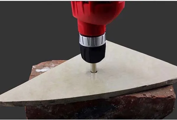 Chuẩn bị miếng gạch nhỏ đã khoan sẵn