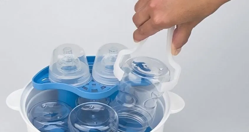 Nên dùng kẹp gắp chuyên dụng đã được tiệt trùng để lấy bình sữa ra khỏi máy sau khi hoàn tất quá trình, tránh tiếp xúc trực tiếp bằng tay gây tái nhiễm khuẩn