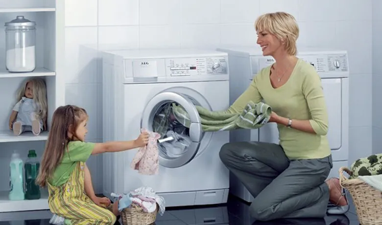 Hướng dẫn sử dụng máy giặt: Không để trẻ em chơi đùa bên trên hay trong máy giặt