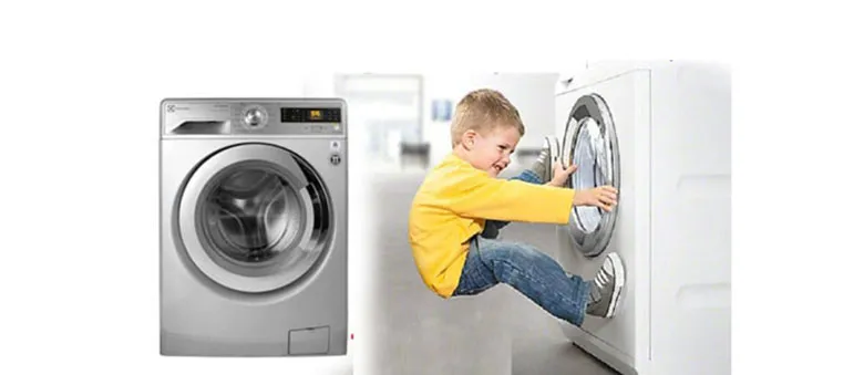 Tay người dùng thao tác mở cửa máy giặt Electrolux cửa trước sau khi giặt xong