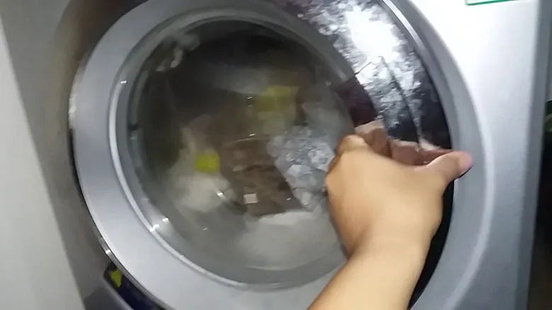 Cận cảnh khóa cửa máy giặt Electrolux cửa trước khi đang hoạt động và không thể mở