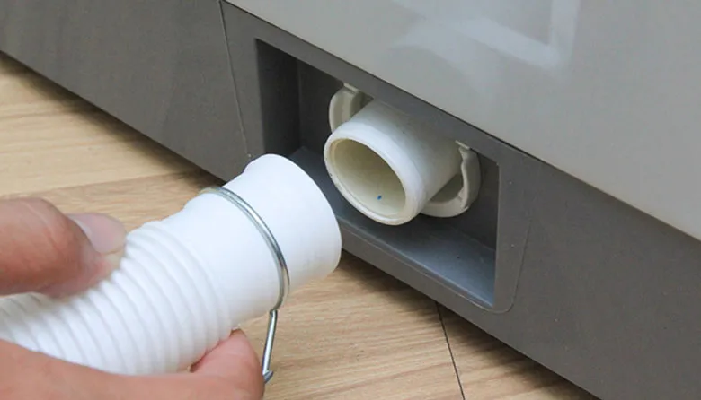 Hình ảnh minh họa cách lắp máy giặt Toshiba với đường ống thoát nước được bố trí cẩn thận, đảm bảo hệ thống hoạt động hiệu quả.