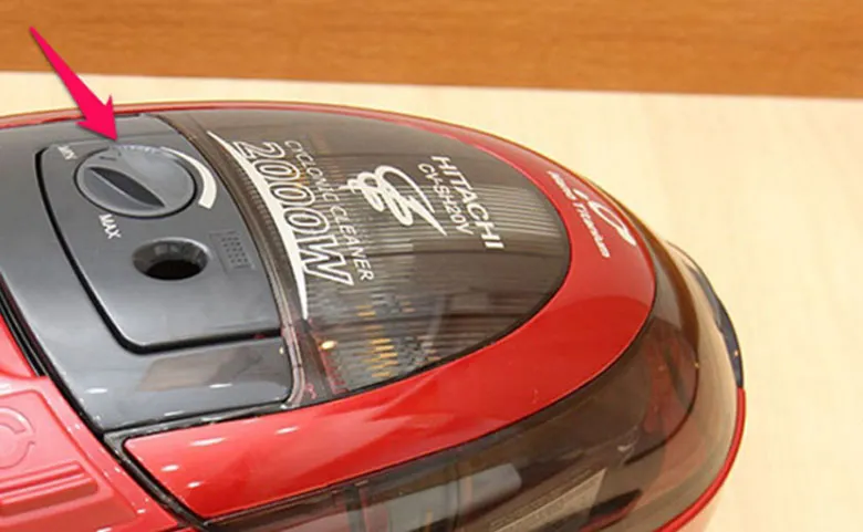 Xoay núm điều chỉnh công suất máy hút bụi Hitachi để tối ưu lực hút cho từng bề mặt