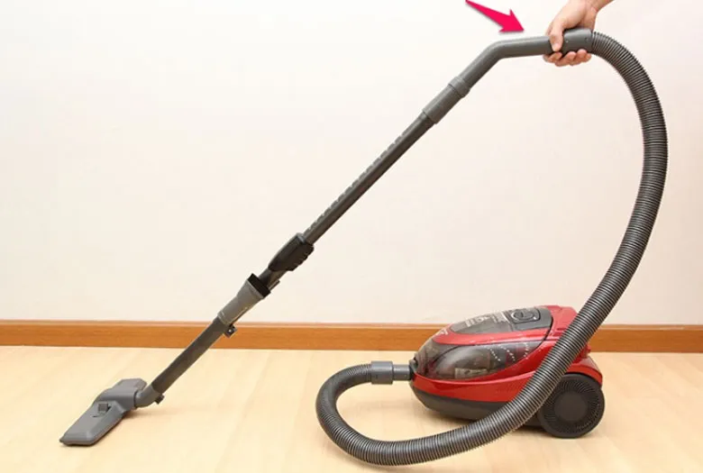 Di chuyển ống hút và đầu hút của máy hút bụi Hitachi đến các khu vực cần làm sạch hiệu quả