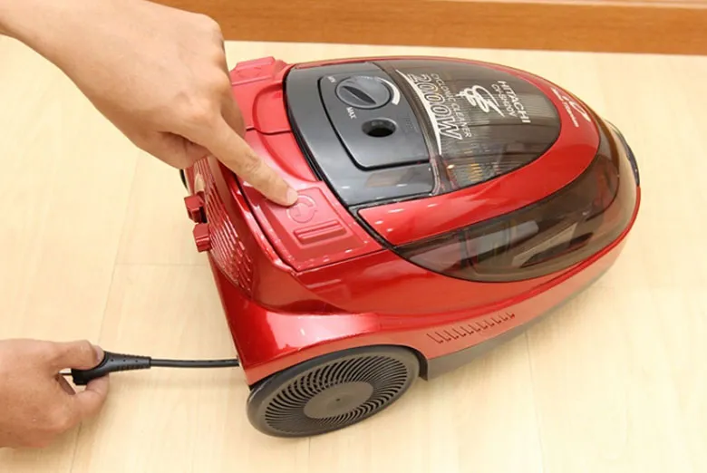 Hướng dẫn kéo và thu dây điện của máy hút bụi Hitachi một cách gọn gàng và an toàn sau khi sử dụng