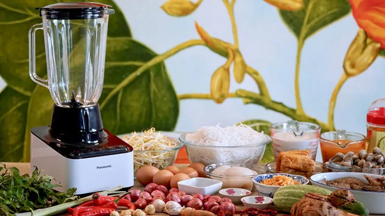 Máy xay sinh tố đa năng hiện đại với các cối xay và lưỡi dao chuyên dụng, minh họa cách sử dụng máy xay sinh tố linh hoạt cho nhiều mục đích.