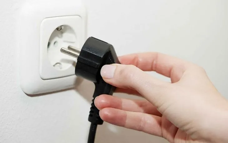 Sự cố mất điện hoặc nguồn điện không ổn định là nguyên nhân khiến máy giặt đang hoạt động bị khóa cửa đột ngột.