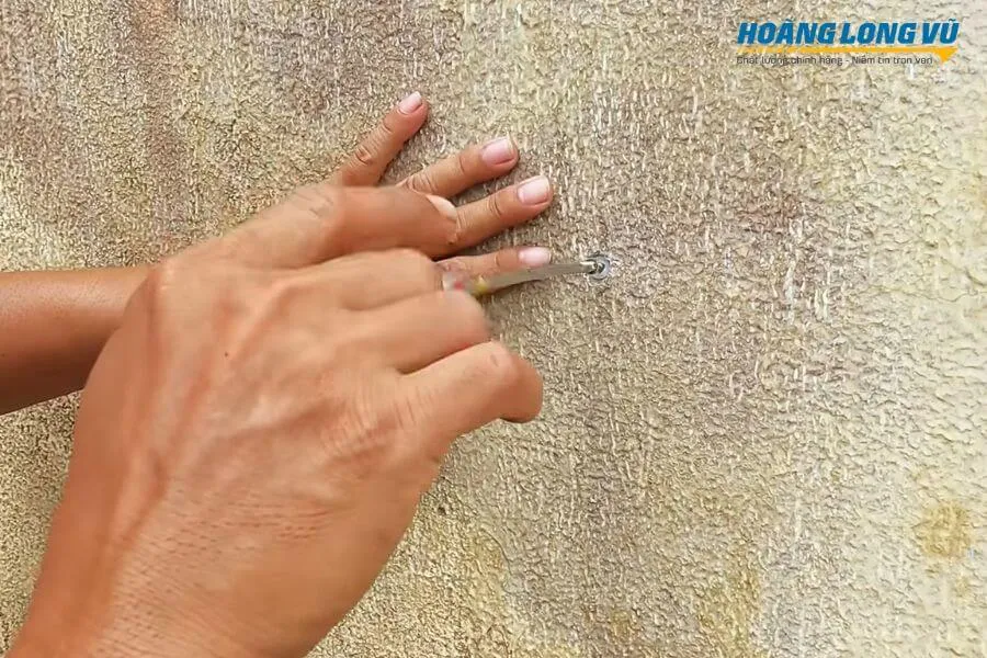 Cách khoan lỗ trên tường bằng tay 
