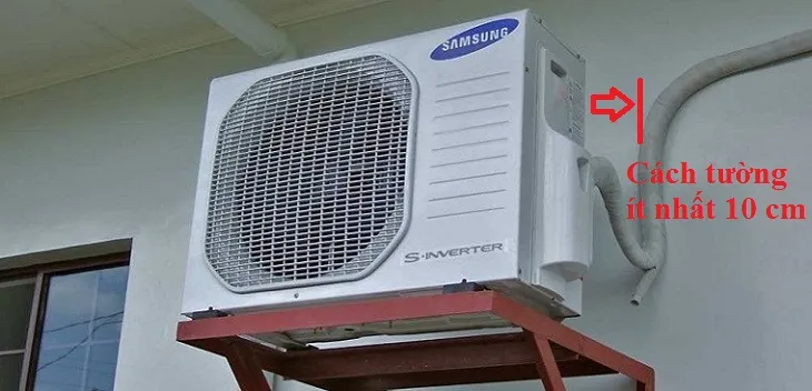Khoảng cách tối thiểu 10cm giữa cục nóng máy lạnh và tường để đảm bảo lưu thông không khí