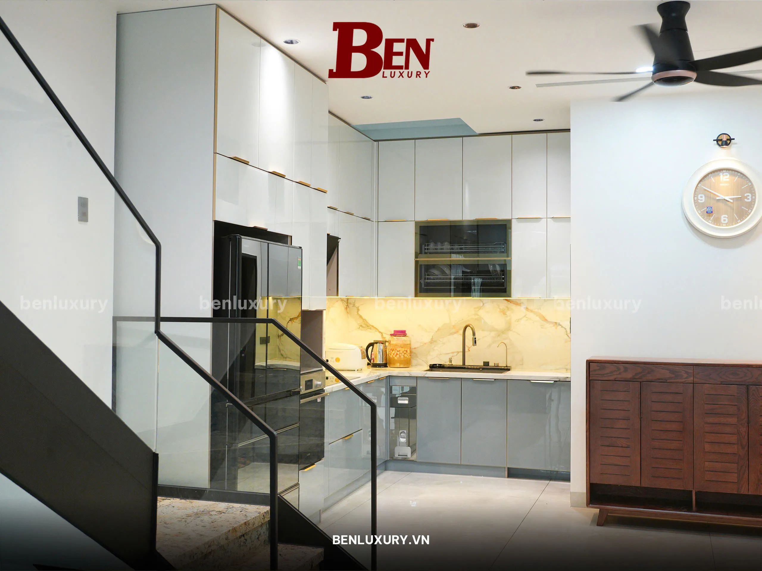 Một người đang cố gắng lắp đặt module tủ bếp mà không có dụng cụ chuyên dụng