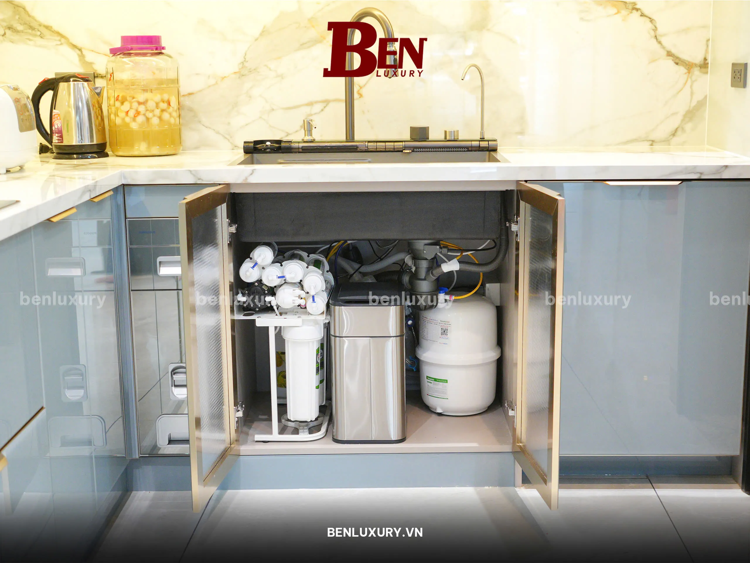 Một thợ chuyên nghiệp đang đo đạc để lắp đặt tủ bếp, đảm bảo độ chính xác cao