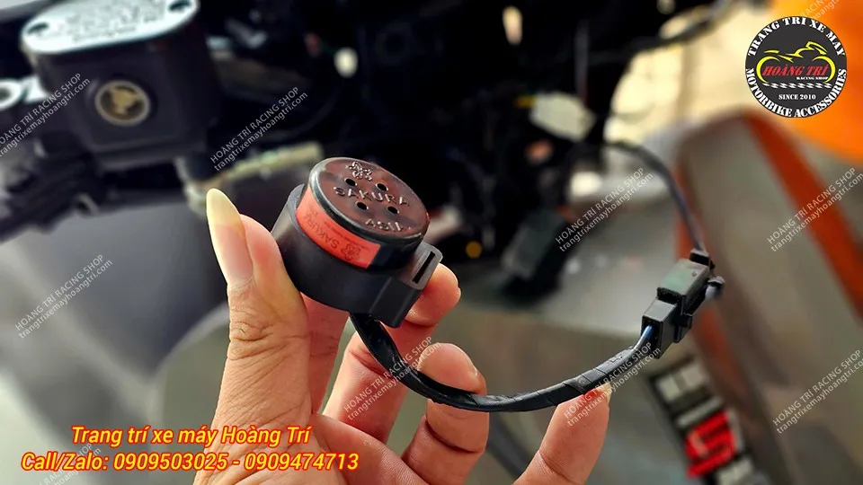 Trên tay còi báo xi nhan đã được trang bị trên xe