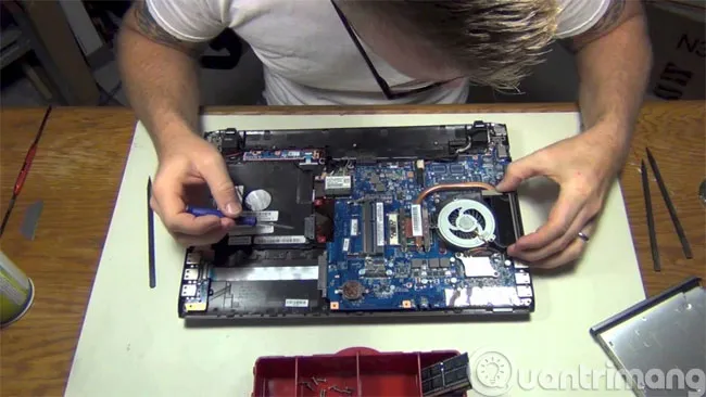 Vệ sinh các bộ phận bên trong máy tính để bàn giúp giảm nhiệt độ, tránh tình trạng máy tính bị tắt đột ngột