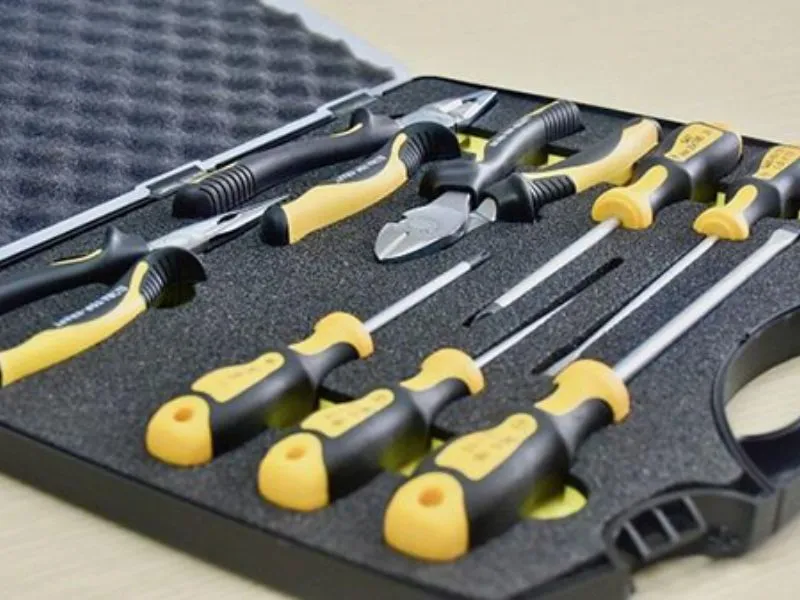 Bộ dụng cụ chuyên dụng cần chuẩn bị trước khi thực hiện cách tháo vỏ máy lạnh an toàn