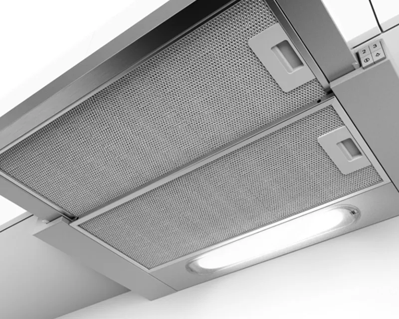 Một người thợ đang lắp đặt máy hút mùi Bosch, nhấn mạnh công suất hút hiệu quả