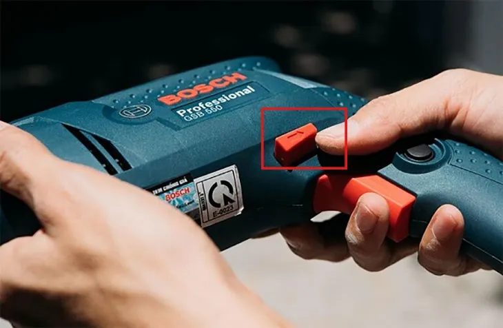 Gạt cần đảo chiều quay máy khoan, hướng dẫn sử dụng chức năng đảo chiều khi khoan tường