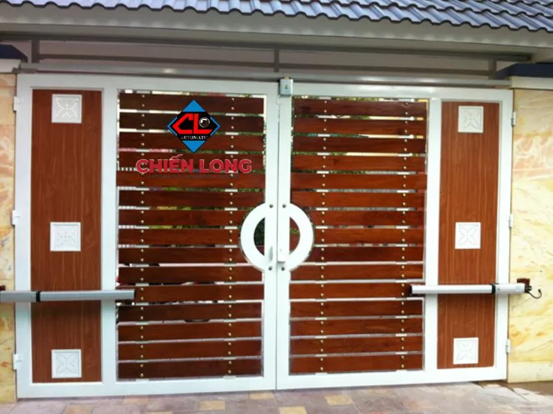 Cổng tự động hiện đại lắp đặt tại biệt thự sang trọng, tăng cường an ninh và thẩm mỹ