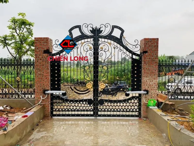 Mái hiên tự động hiện đại che chắn ban công, tạo không gian thư giãn