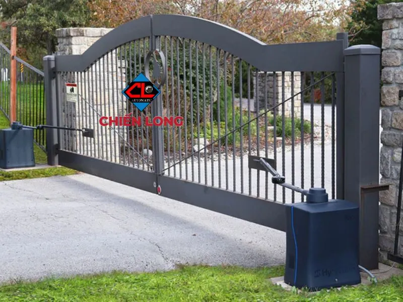 Cổng xếp inox tự động lắp đặt tại nhà máy, đảm bảo an toàn và kiểm soát ra vào