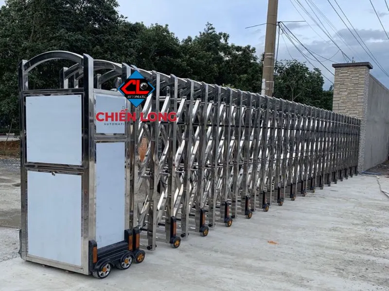 Thiết kế mái hiên tự động màu xám hiện đại, phù hợp với kiến trúc nhà phố