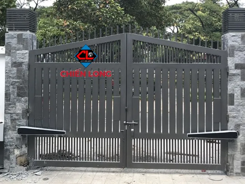 Mẫu cổng tự động cửa mở bằng hợp kim nhôm với thiết kế đơn giản, dễ lắp đặt
