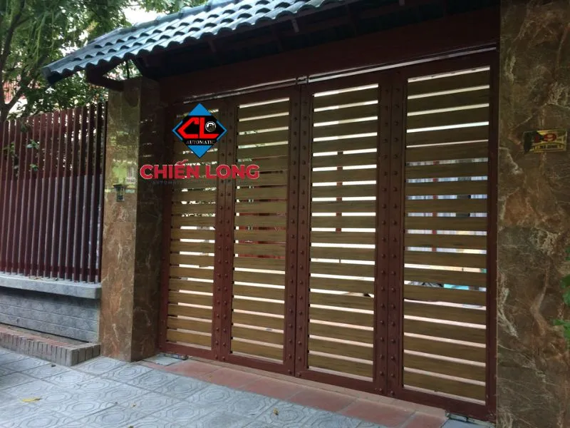 Cổng tự động xếp 4 cánh màu đen, thiết kế hiện đại, phù hợp với không gian rộng