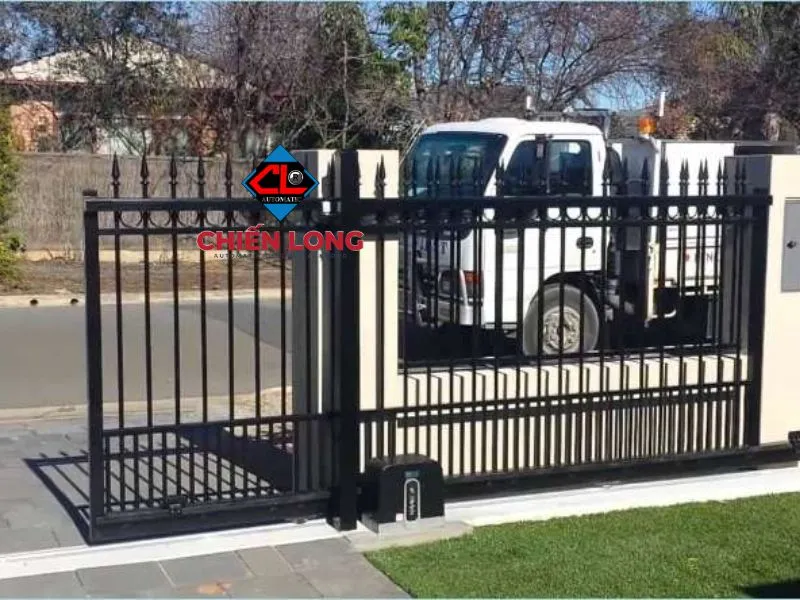 Cổng tự động tay đòn lắp đặt cho cổng gỗ truyền thống, giữ nguyên vẻ đẹp cổ điển