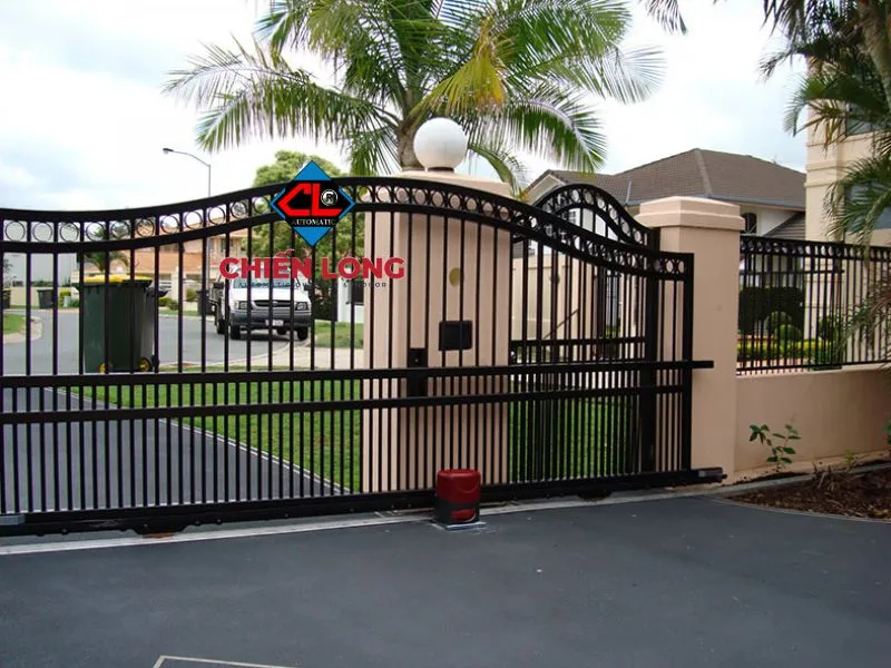 Cổng tự động cửa kính cường lực, lý tưởng cho các lối vào trung tâm thương mại hiện đại