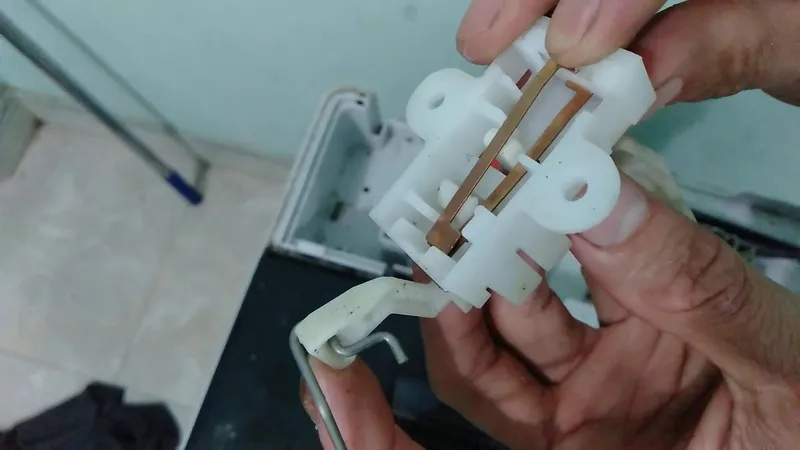 Dấu hiệu công tắc cửa máy giặt Panasonic bị hư hỏng