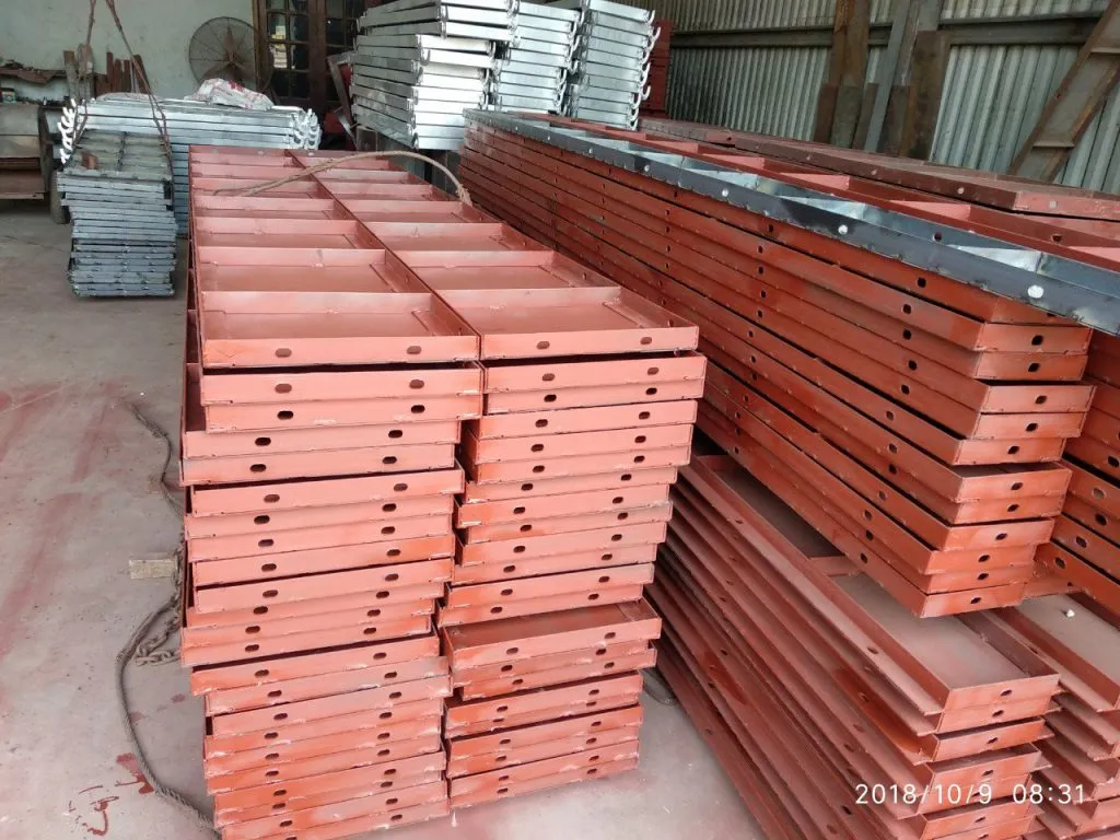 Các tấm cốp pha cột tự lắp bằng thép đang được ghép nối, đảm bảo độ chính xác và tiết kiệm nhân công