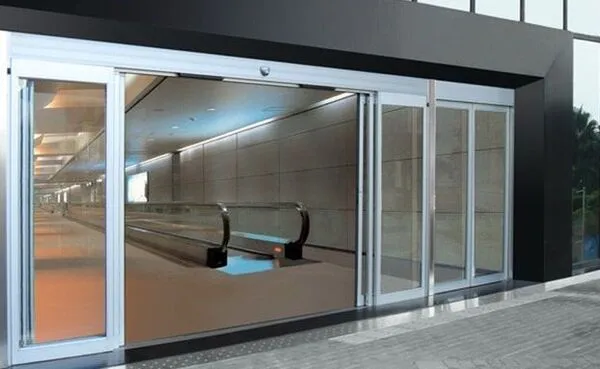 Hình ảnh tổng quan về cửa tự động hiện đại, minh họa tiện ích và chi phí lắp đặt cửa tự động hợp lý.