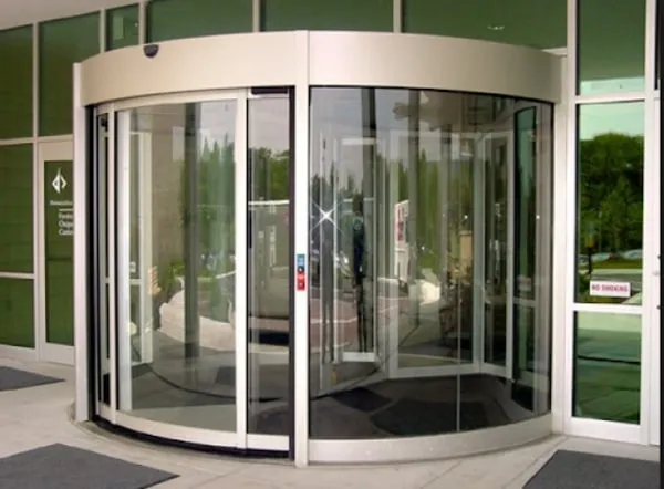 Cửa trượt cong tự động độc đáo, tạo điểm nhấn kiến trúc và có chi phí lắp đặt cửa tự động riêng biệt.