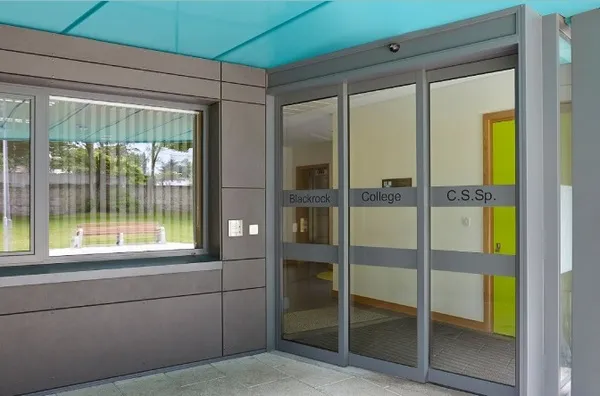 Một cặp cửa tự động bằng kính hiện đại, mang lại sự tiện lợi và ảnh hưởng đến chi phí lắp đặt cửa tự động.