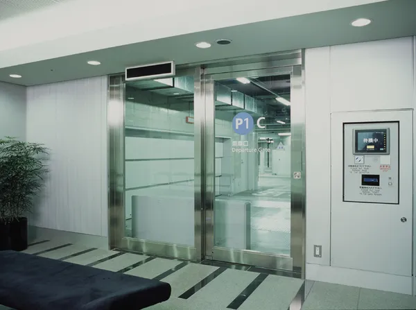 Cửa tự động tích hợp hệ thống kiểm soát truy cập bằng thẻ, nâng cao bảo mật và tổng chi phí lắp đặt cửa tự động.