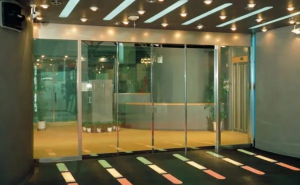 Cửa kính tự động với thiết kế sang trọng, phù hợp cho bệnh viện hoặc cao ốc, ảnh hưởng đến chi phí lắp đặt cửa tự động.