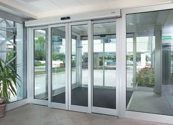 Hình ảnh một cửa hàng trưng bày cửa tự động, đại diện cho nhà phân phối uy tín và minh bạch về chi phí lắp đặt cửa tự động.