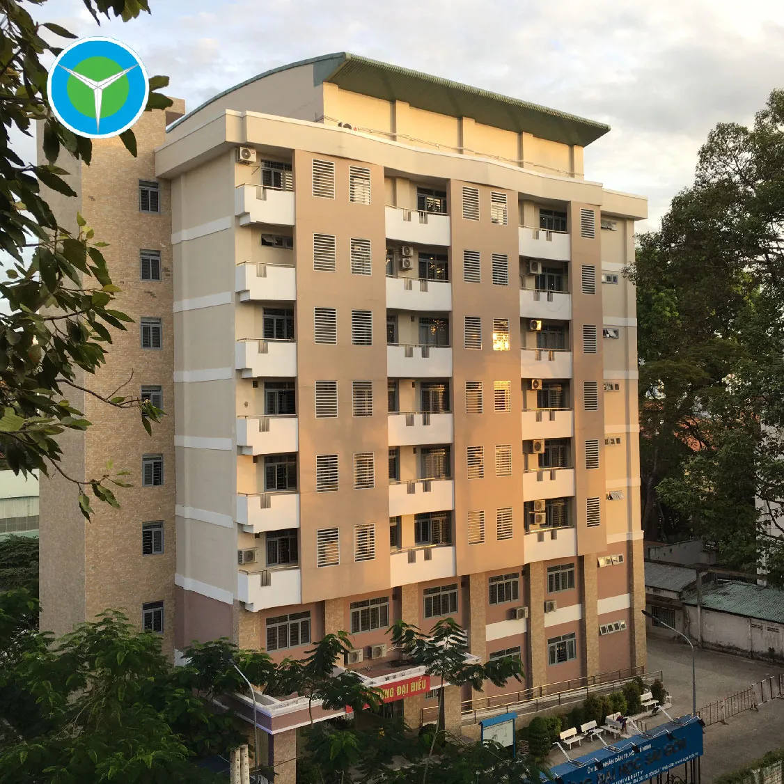 Thang máy tải khách của Hoàng Triều tại khuôn viên trường đại học Sài Gòn, minh họa việc sử dụng cầu thang máy trong môi trường giáo dục