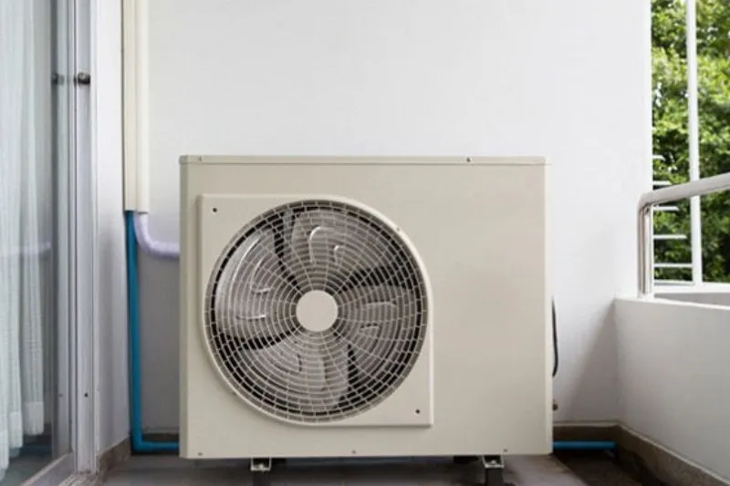 Hình ảnh dàn nóng máy lạnh hoạt động kém hiệu quả do bám bẩn hoặc hư hỏng