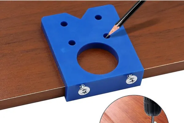 Đánh dấu lên vật liệu gỗ cần bắt vít