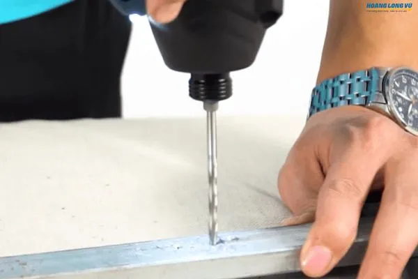 Đánh dấu và khoan lỗ mồi trên vật liệu sắt