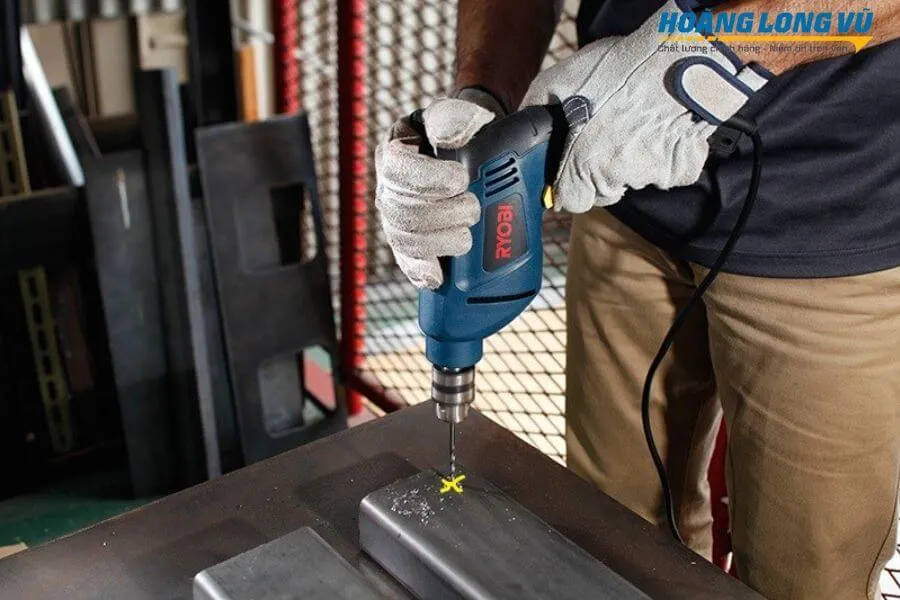 Đánh dấu vị trí khoan trên vật liệu thép cứng