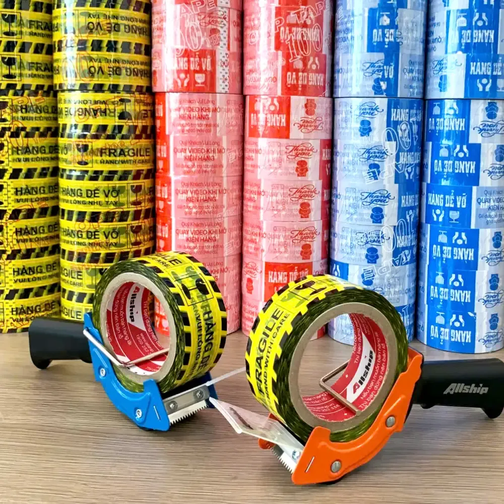 Hình ảnh minh họa một người đang lắp cuộn băng dính vào dụng cụ cắt