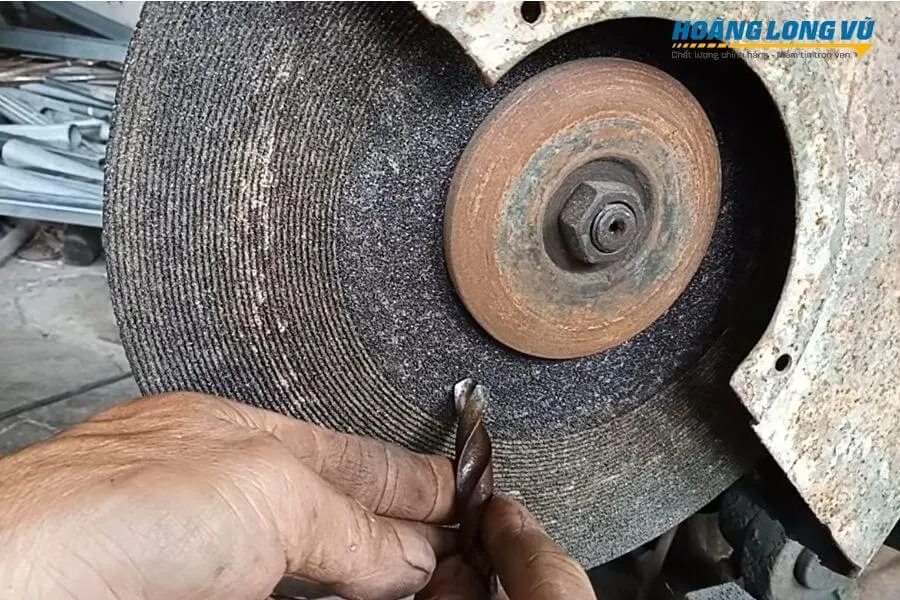 Đặt mũi khoan góc nghiêng so với đã mài