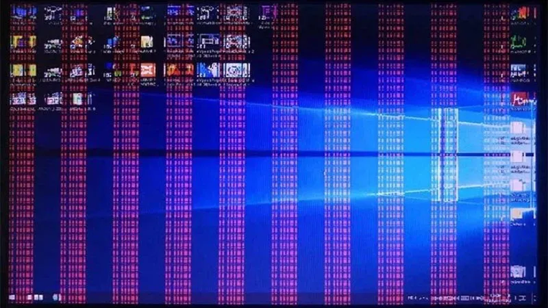 Màn hình máy tính hiển thị màu sắc bị sai lệch với tông xanh tím không tự nhiên.