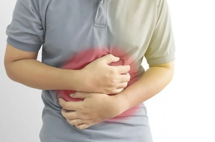 Hình ảnh mô phỏng cơn đau vùng bụng, nơi điện châm có thể giảm đau hiệu quả.