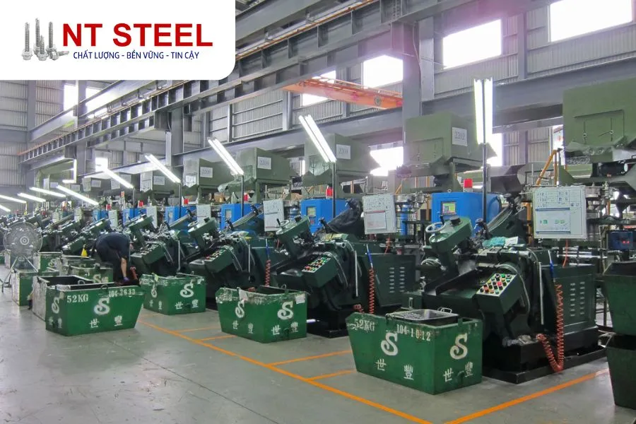 Dây chuyền sản xuất ốc vít tự động hóa hiện đại tại nhà máy cơ khí, minh họa công nghệ chế tạo ốc vít tiên tiến