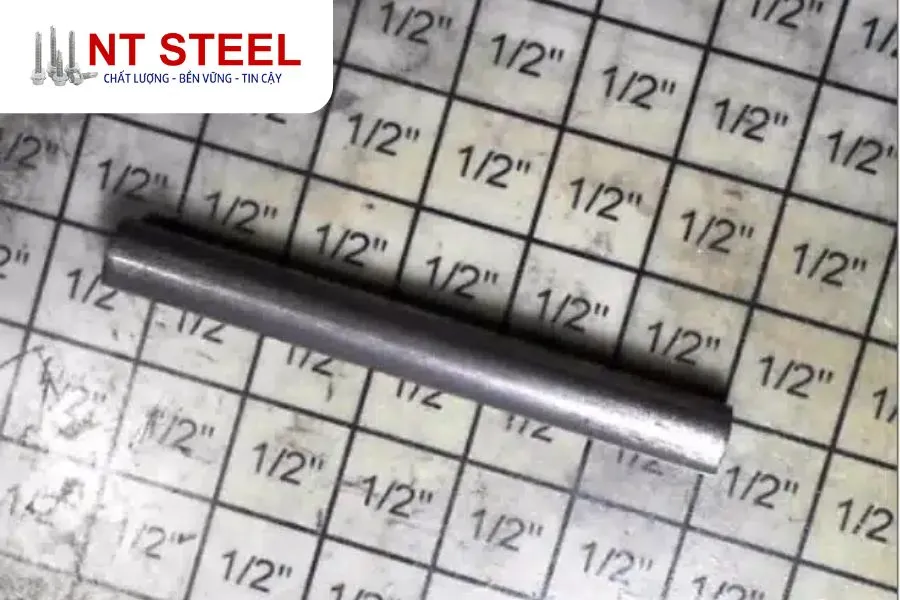 Cắt phôi thép carbon bằng máy chuyên dụng, bước khởi đầu chính xác của dây chuyền sản xuất ốc vít