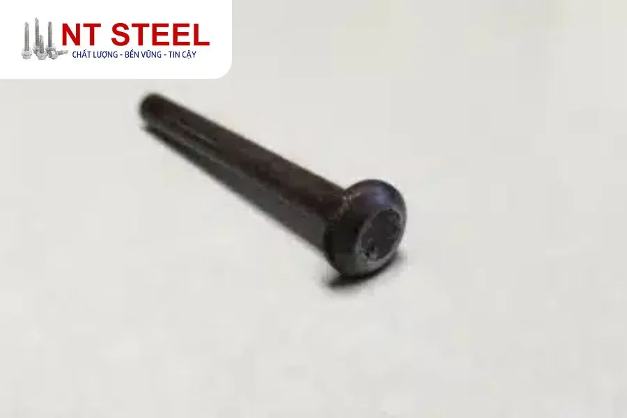 Máy dập nguội cao áp đang tạo hình chính xác phần đầu vít, một công đoạn quan trọng trong dây chuyền sản xuất ốc vít